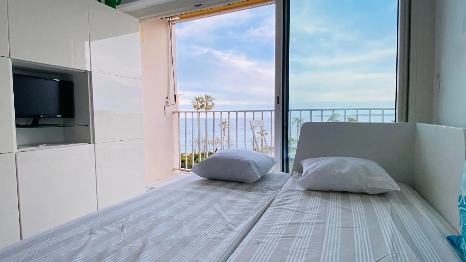 Magnifique Studio Cabine 4 Pers Vue Et Bord De Mer, Parking, Clim, Wifi Le Lavandou Apartment